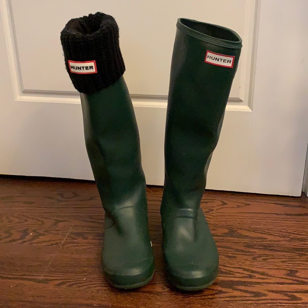 Green tall Hunter rain boots with black socks, size 8
